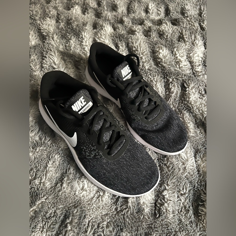 Nike: Women Flex Contact Black & White (Size: 6.5)